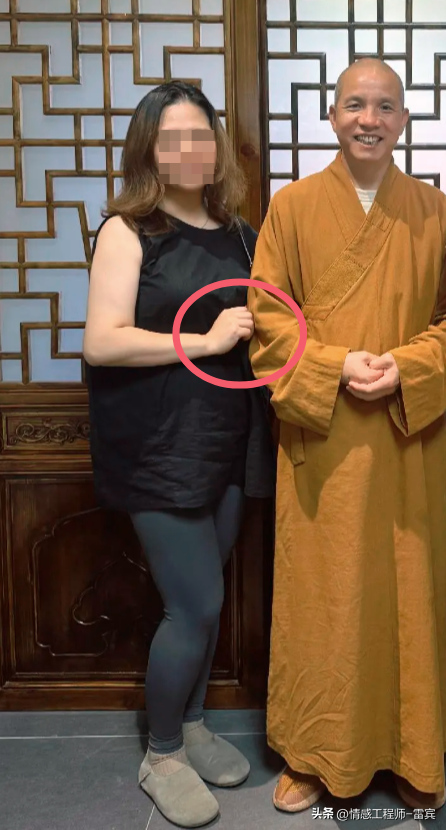 上任才1天，印乐法师和美女大量合影被扒，与释永信区别太明显！