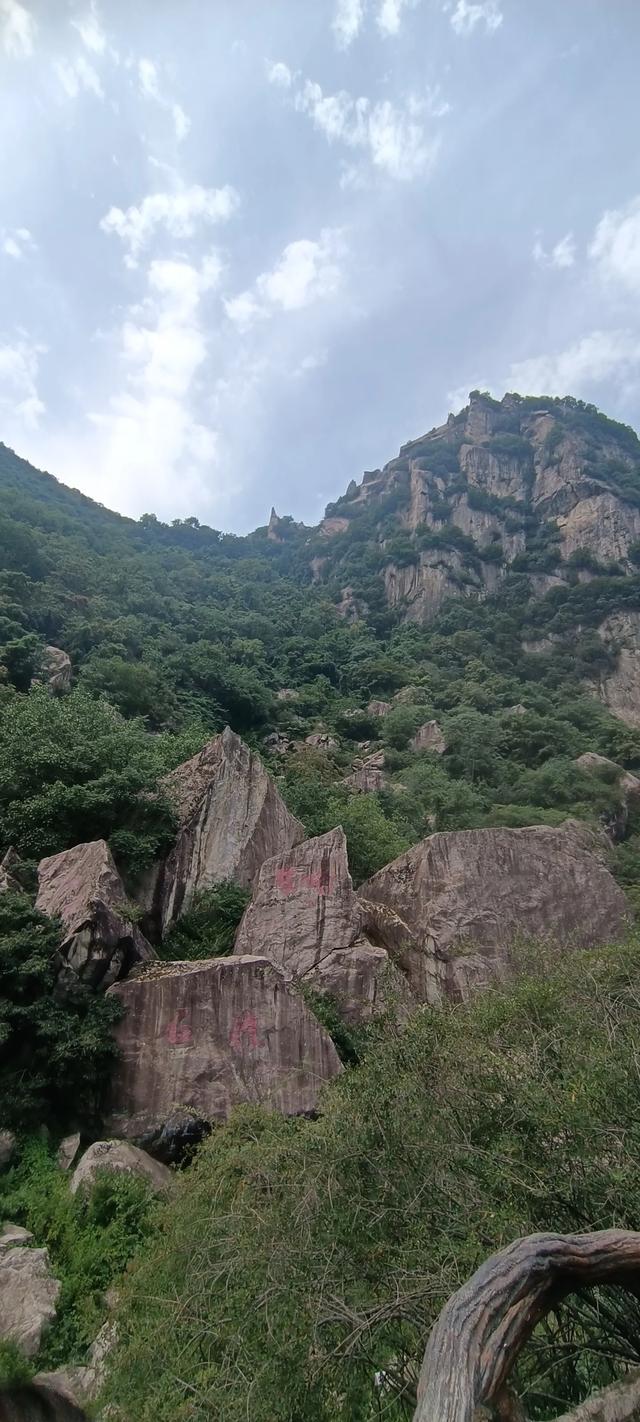 湖光山色，碧波微澜下的翠华山山崩奇观