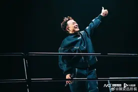 陈奕迅经纪人：不会影响唱歌图片