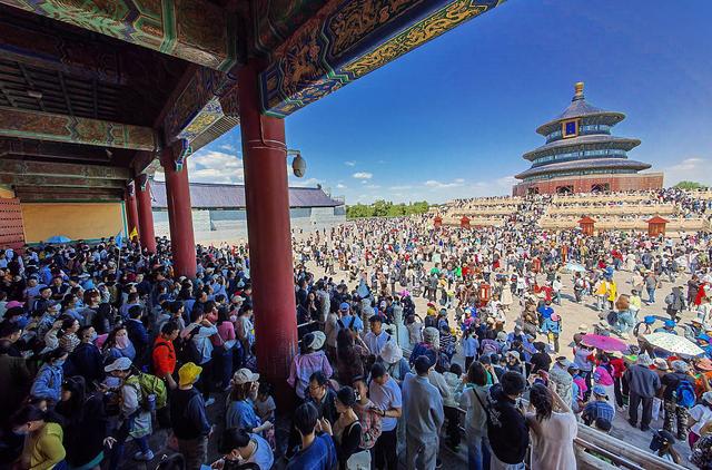 贵州已经失守！避暑圣地游客望不到头，吃碗小吃比攻城还难