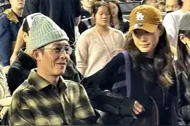 陈冠希现身周杰伦演唱会，44岁老了不少，老婆秦舒蓓也来了！图片