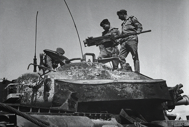 300人硬刚以色列坦克！阿拉法特凭巷战封神，却一手好牌打得稀烂