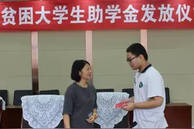 贫困大学生跨省看演唱会，辅导员劝删朋友圈反被怼，如今闹大了图片