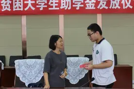 贫困大学生跨省看演唱会，辅导员劝删朋友圈反被怼，如今闹大了图片