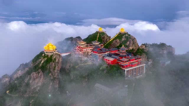 老君山金顶之上，竟凭空出现一圈金色光晕，将道观群温柔包裹，