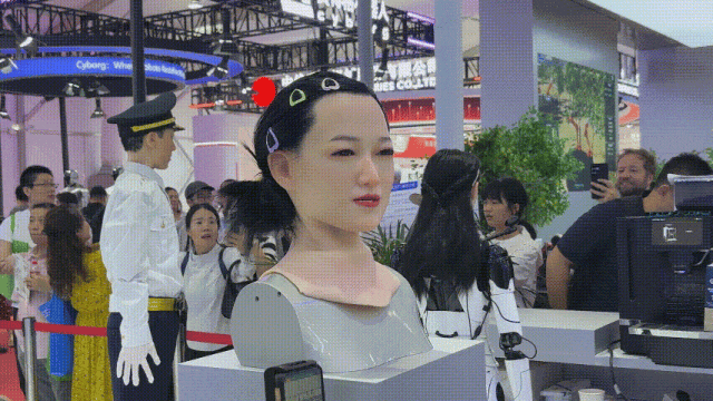 2025WRC热点直击！全球首个！清宝机器人共情头部系统发布！