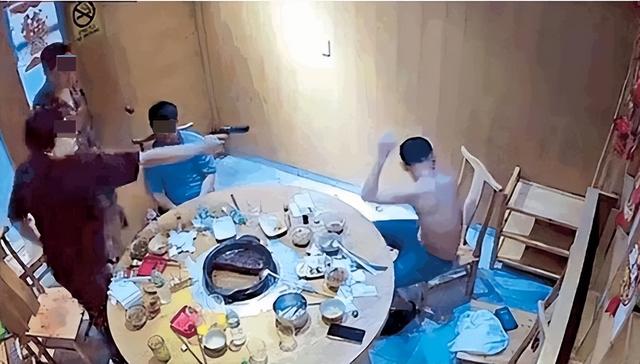 菲律宾火锅店里连开七枪射杀中国男子，“宝龙”落网！警方披露：系多国在逃犯，还涉嫌绑架14岁中国男孩