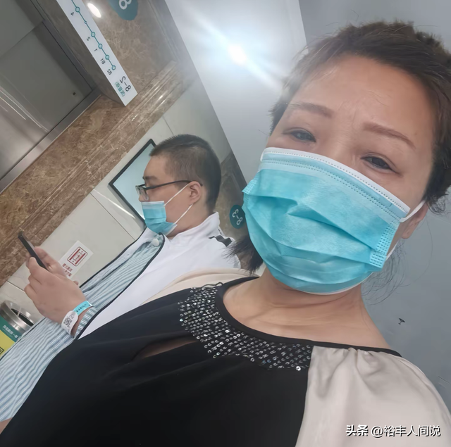 河南大学生王梦麒去世，年仅24岁，爸爸出轨患脑出血，妈妈不离弃