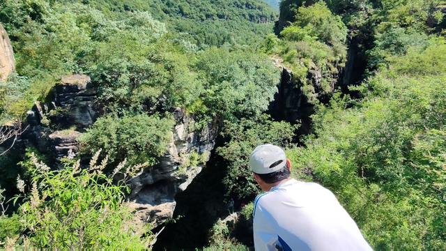 山西黎城县茶棚滩村单孔桥，桥旁多天然山洞，似有神灵守护