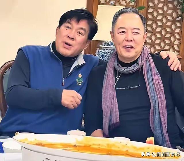 善恶终有报！68岁双腿包扎瘫在轮椅的张铁林，已然活成了“笑话”