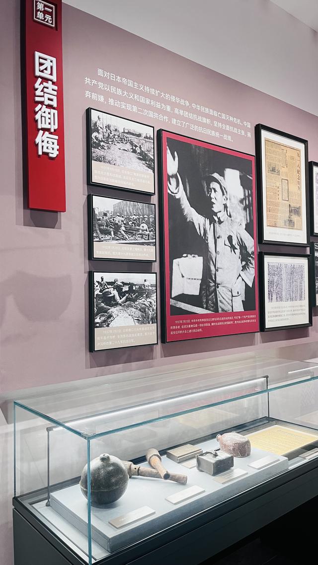 参观八路军、新四军驻武汉办事处旧址。