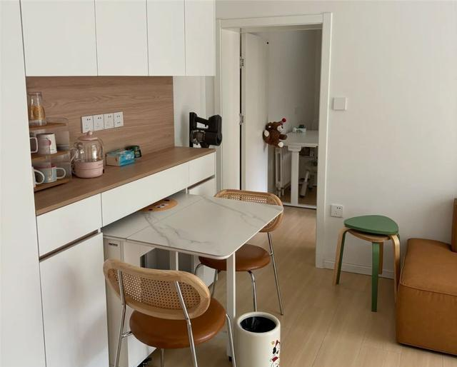 北京姑娘38㎡蜗居客厅火了，因“阳台改成卧室”走红，太有想法了