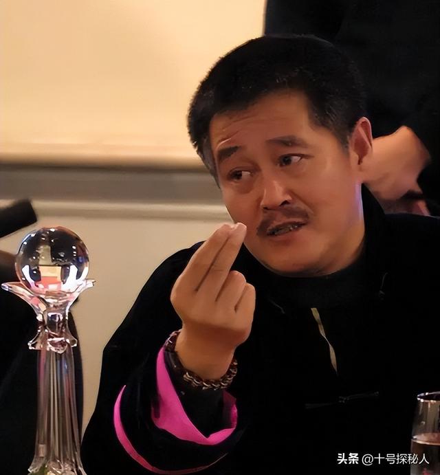 再有钱有啥用？68岁赵本山近况曝光，三人打伞伺候，女儿成心头病