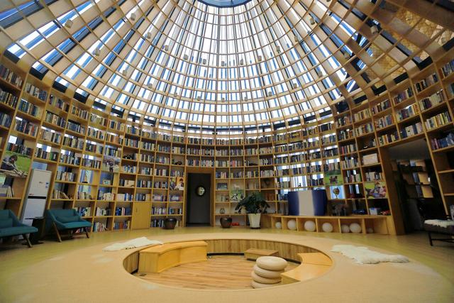 木兰围场有一处星空图书馆，获得国际建筑大奖，由吴彦祖亲手建造