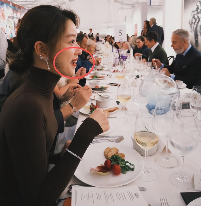 31岁章泽天伦敦看展，胃部凸起，衣服满是褶皱，牙齿影响美感