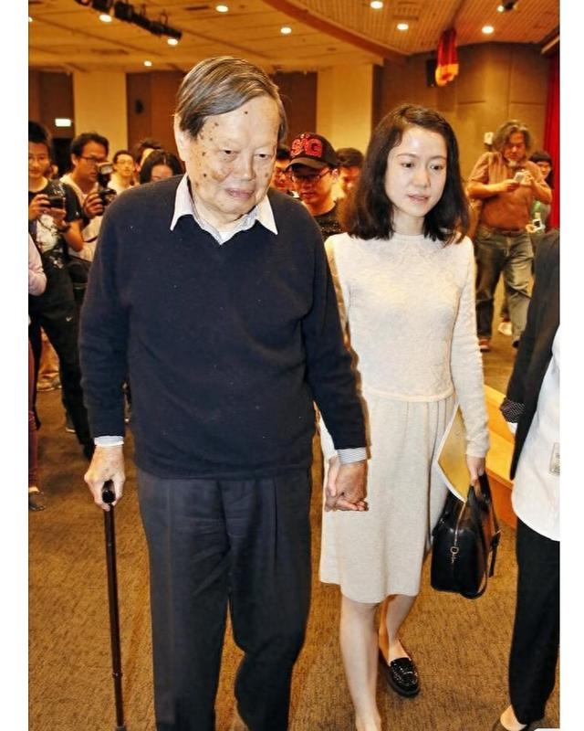 杨振宁离世2天，三件让人担心的事发生了，翁帆一字不差全说中！