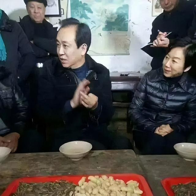 开始清算？逃到英国两年，许家印前妻再迎2大噩耗，儿子也遭牵连