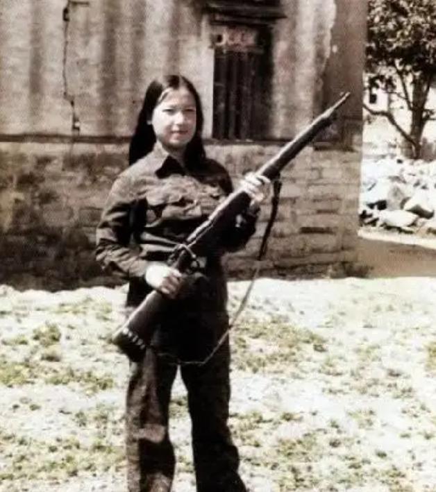 国民党女兵罕见老照片，一点不像电视中的女特务，图4挺漂亮