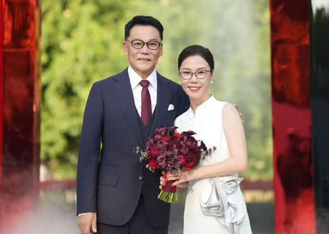 李国庆大婚，凭4个举动口碑暴增，对比96年与前妻婚礼，差距明显