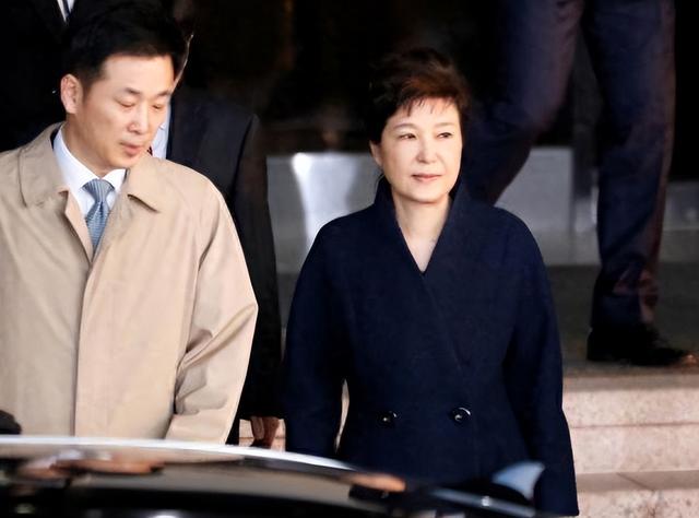 朴槿惠出狱生活：住1676平别墅，与小10岁律师为伴	，如今生活安逸