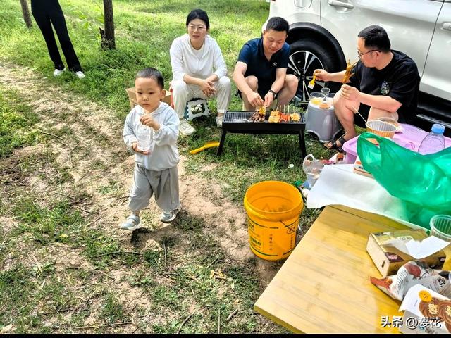 国庆帐篷革命：年轻人拒绝“酒店刺客”，草地上长出的消费主权！