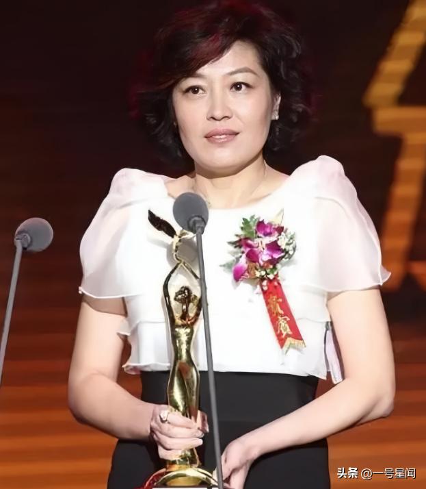 看破不说破，李咏美国下葬7年后，带着女儿的哈文走了姜昆老路