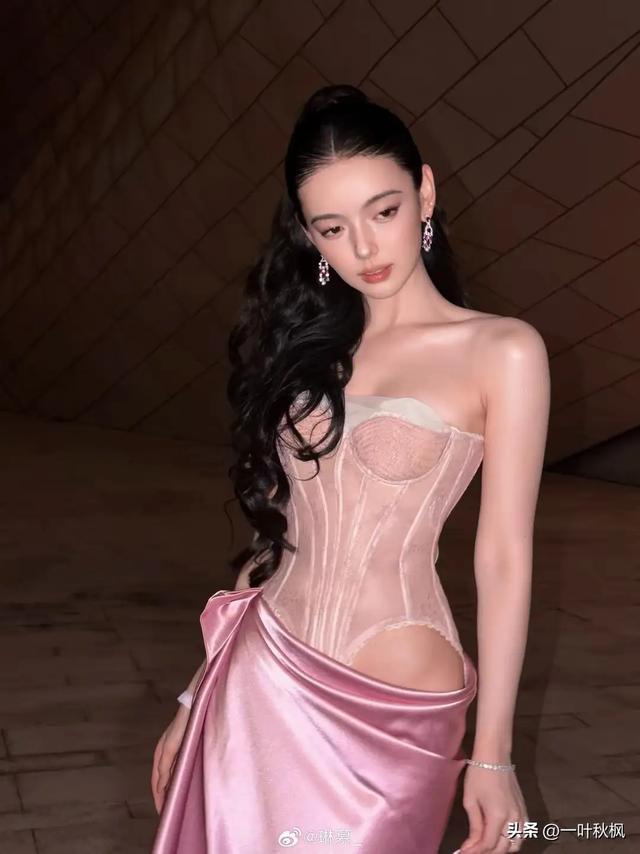 哇塞！这身材！这样貌！这腿！感觉她太吃亏了，根本没现实中好看