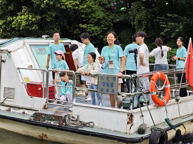 山水联动！“小海豚”们说：走进了《漓江百里图》的画卷