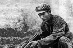 9天8夜的爬行，他的下半身早已长满蛆虫，手里却紧握一把鱼腥草图片