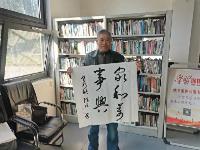 重阳佳节将来临 创作墨宝送老人