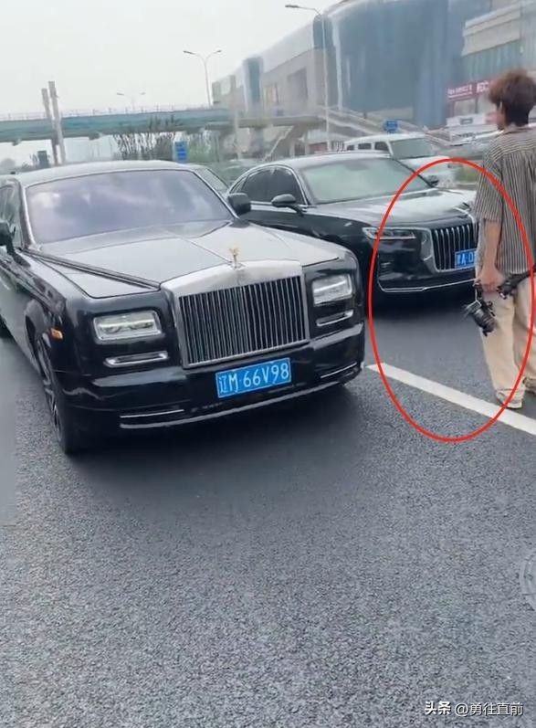 杨少华出殡长子迟迟难下跪,三排劳斯莱斯望不到头,随行的人在笑插图7 杨少华出殡长子迟迟难下跪,三排劳斯莱斯望不到头,随行的人在笑