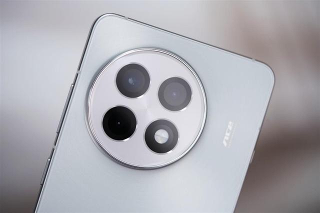 一加 Ace 5：直屏美学与工艺的完美碰撞