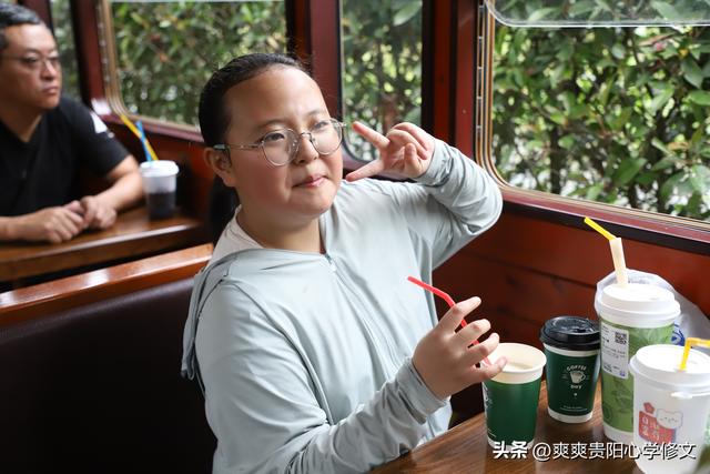修文县桃源河景区宠游客推出赠送活动：乘坐小火车品咖啡 沿途赏美景寻宝采摘