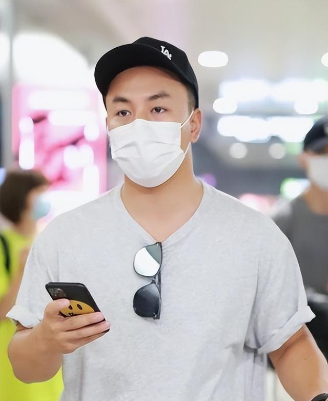 释永信被带走调查不到4个月，释小龙近况曝出，一点都不意外