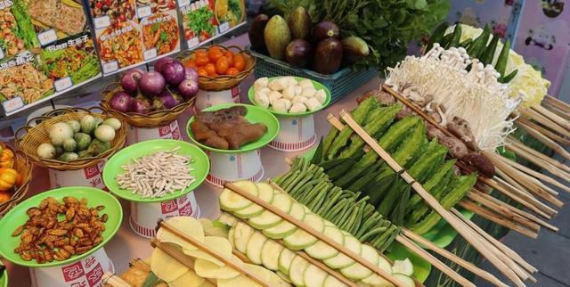 西双版纳夜市尝虫子，当地人口中的美味，白象沙滩等你来