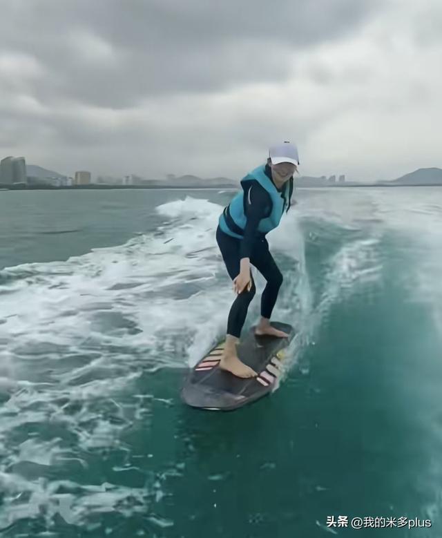 马龙老婆出海度假，35岁夏露扎麻花辫，站冲浪板上比心，好甜