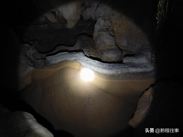 探险贵州深山原始溶洞，遇见一个躲匪洞、一座红军坟