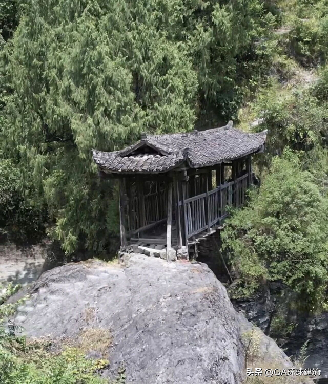 重庆深山惊现“奇桥”：不用一钉，未立一锚，悬空百年不倒！
