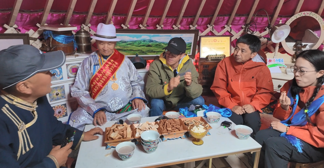 与俞敏洪随行呼伦贝尔 在草浪里读懂天地