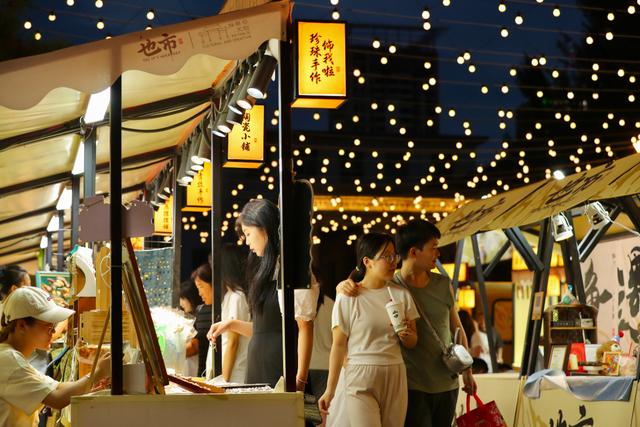 太原钟楼街夜市：购物 赏景 品美食 感受夏日活力夜