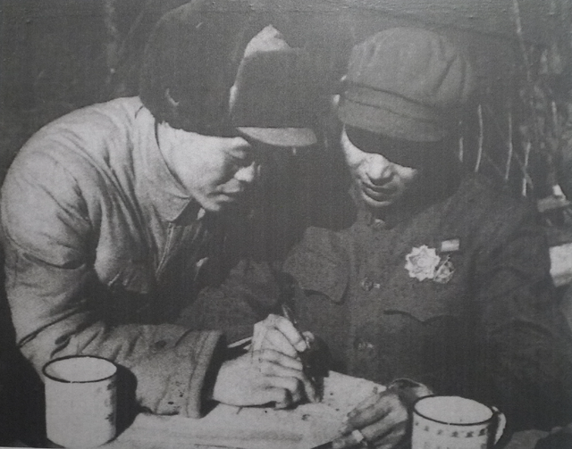 秦基伟被马家军俘虏后隐瞒身份，叛徒却大喊：他是团长，不是伙夫