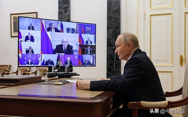 美俄密谋达成28点协议，乌克兰“卖国求生”，泽连斯基生死抉择！