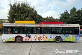 广州街头多辆公交车穿新疆元素“新装”图片