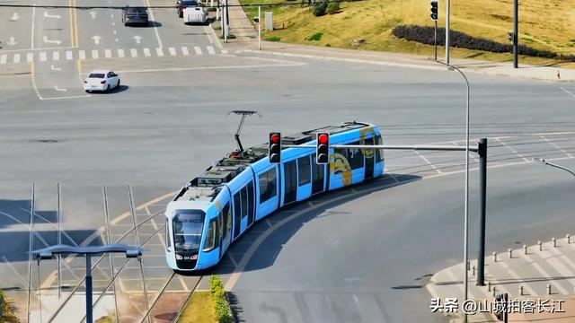 成都人口超160万明星区，动车地铁有轨电车齐全，为何仍被吐槽？