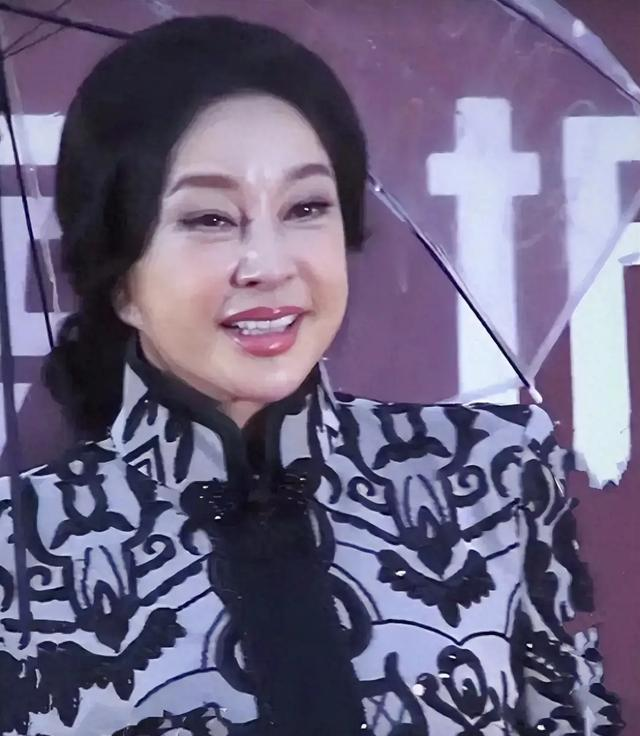 钱再多有什么用75岁刘晓庆摔断左臂,拒绝休养只因无儿无女