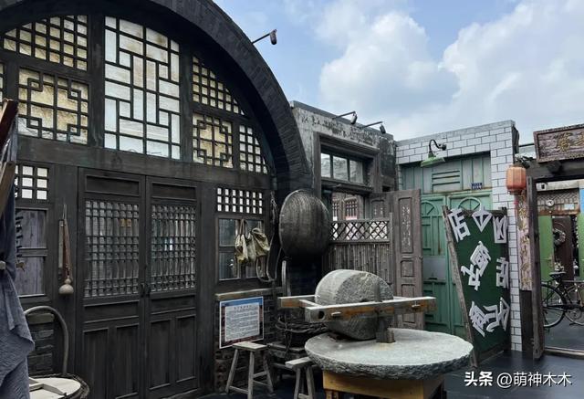 范曾晚节不保？亲题牌匾下堆满烂鞋，还曾给释永信美女弟子题字
