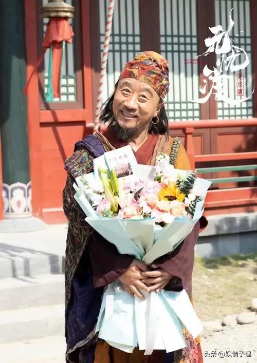 78岁李保田近况令人唏嘘，住处杂乱喝10元桶装水，如今老到不敢认