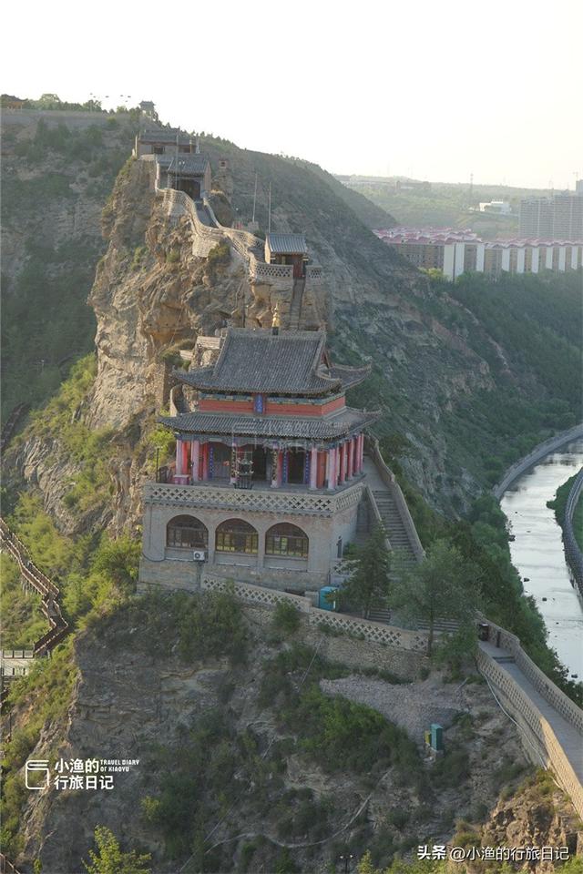陕北有座“云顶天宫”，1公里山脊薄如刀背，挤了100多座古建筑