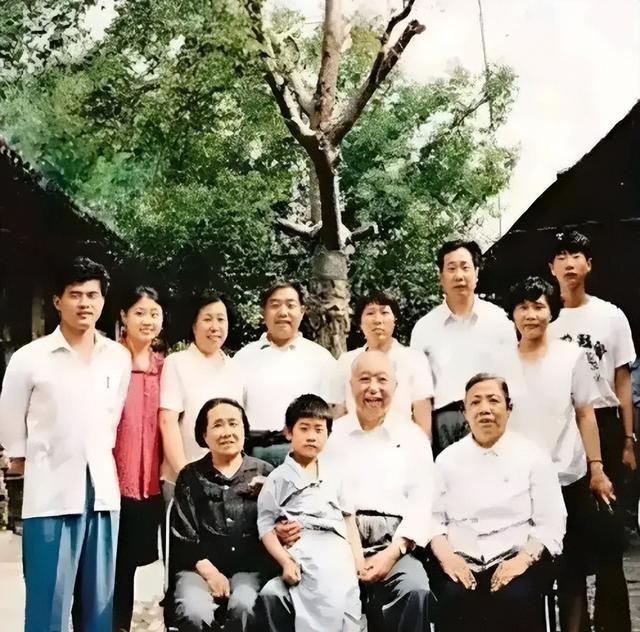 华国锋的夫人韩芝俊有多美？1961年的全家留影，30岁她端庄贤惠