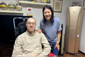 郎平看望周苏红前夫汤淼，瘫痪17年娶到富商，结婚生子幸福美满图片